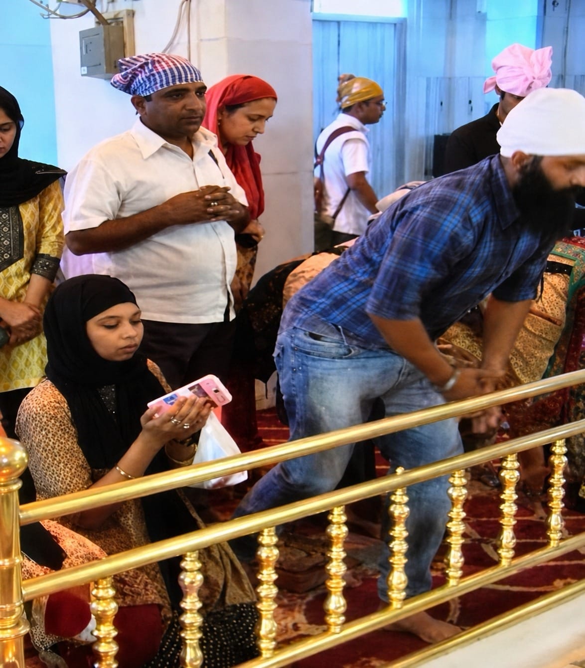 Muslim woman praying before Sri Guru Granth Sahib Ji